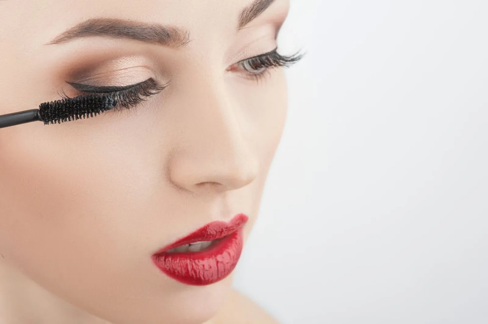 5 Makeup Hacks Ketika Si Cewek Cuek Berubah Jadi Feminim 