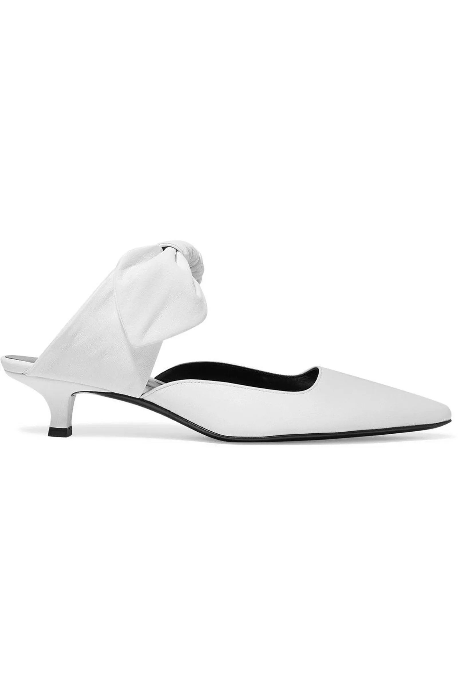 #PopbelaOOTD: Kumpulan Sepatu Putih untuk Kamu Pakai Sehari-hari