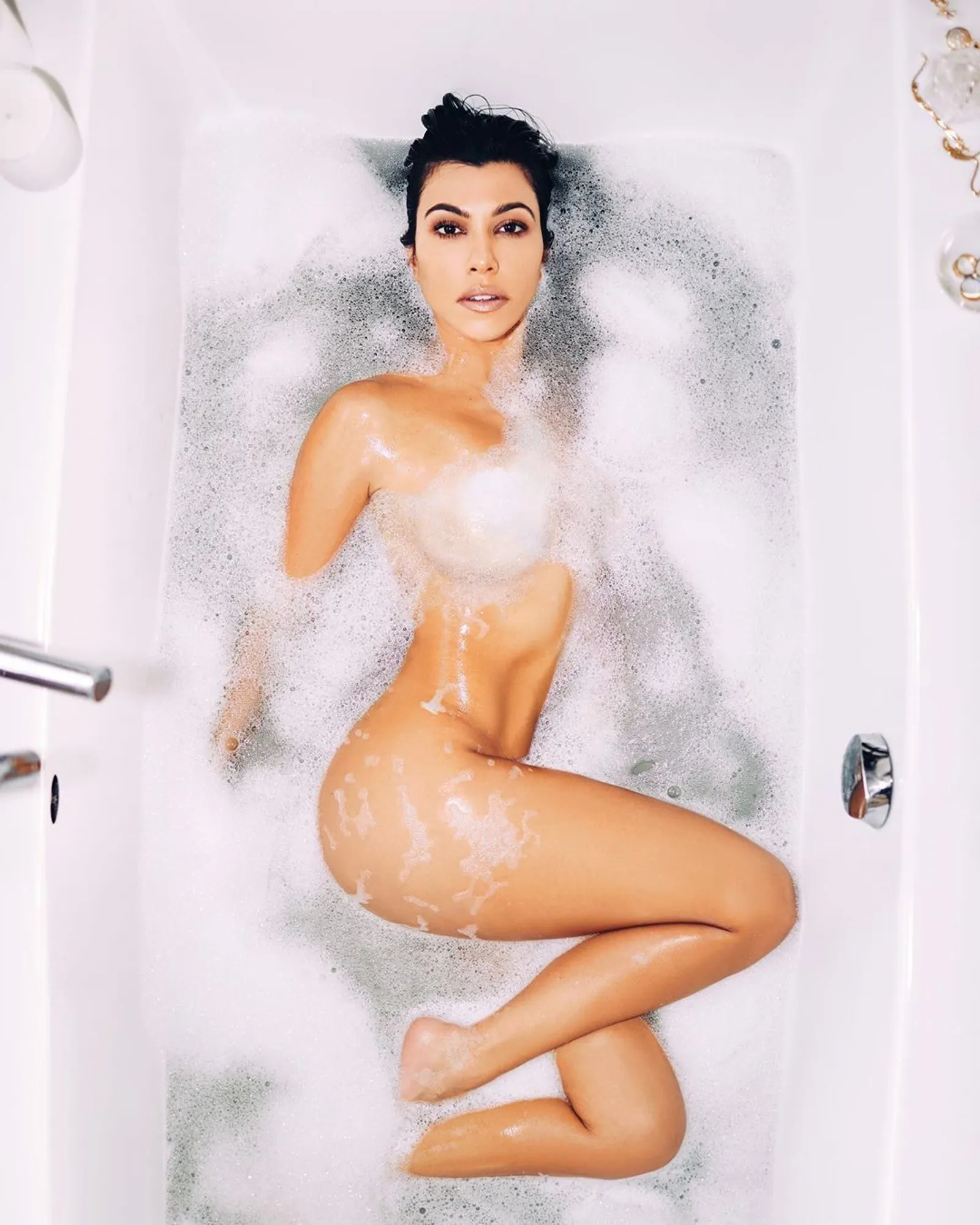 Hobi Topless, Ini Gaya Seksi Kourtney Kardashian