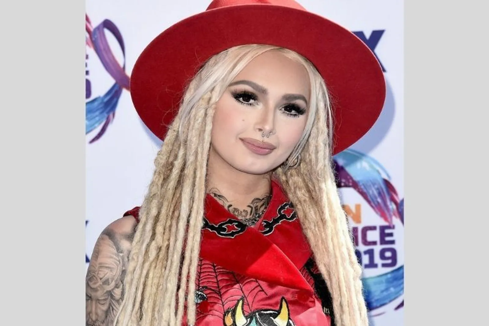 7 Gaya Makeup Seleb Hollywood yang Hadir di Teen Choice Awards 2019