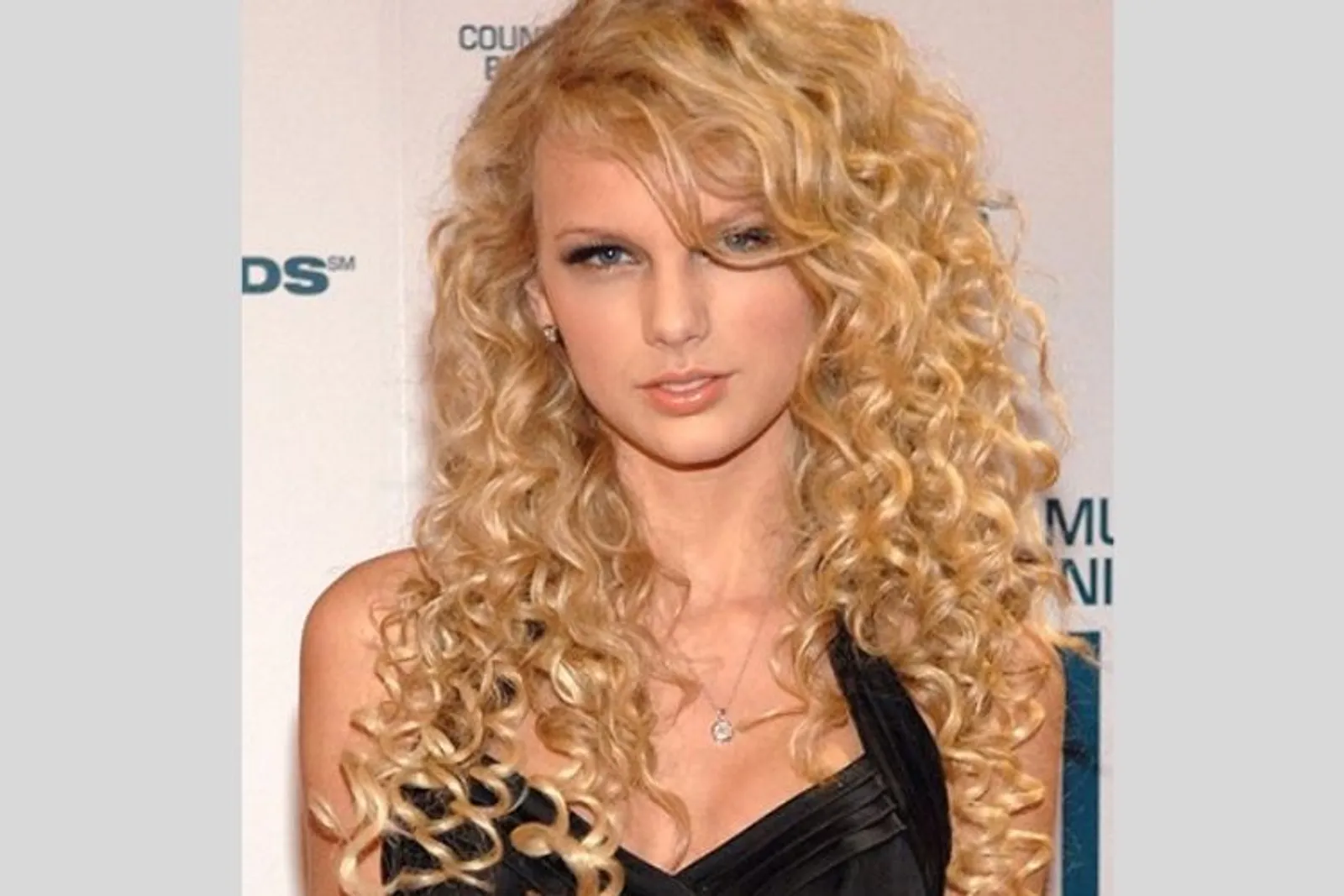 Sudah Manis Dari Dulu, Lihat Transformasi Taylor Swift Yuk