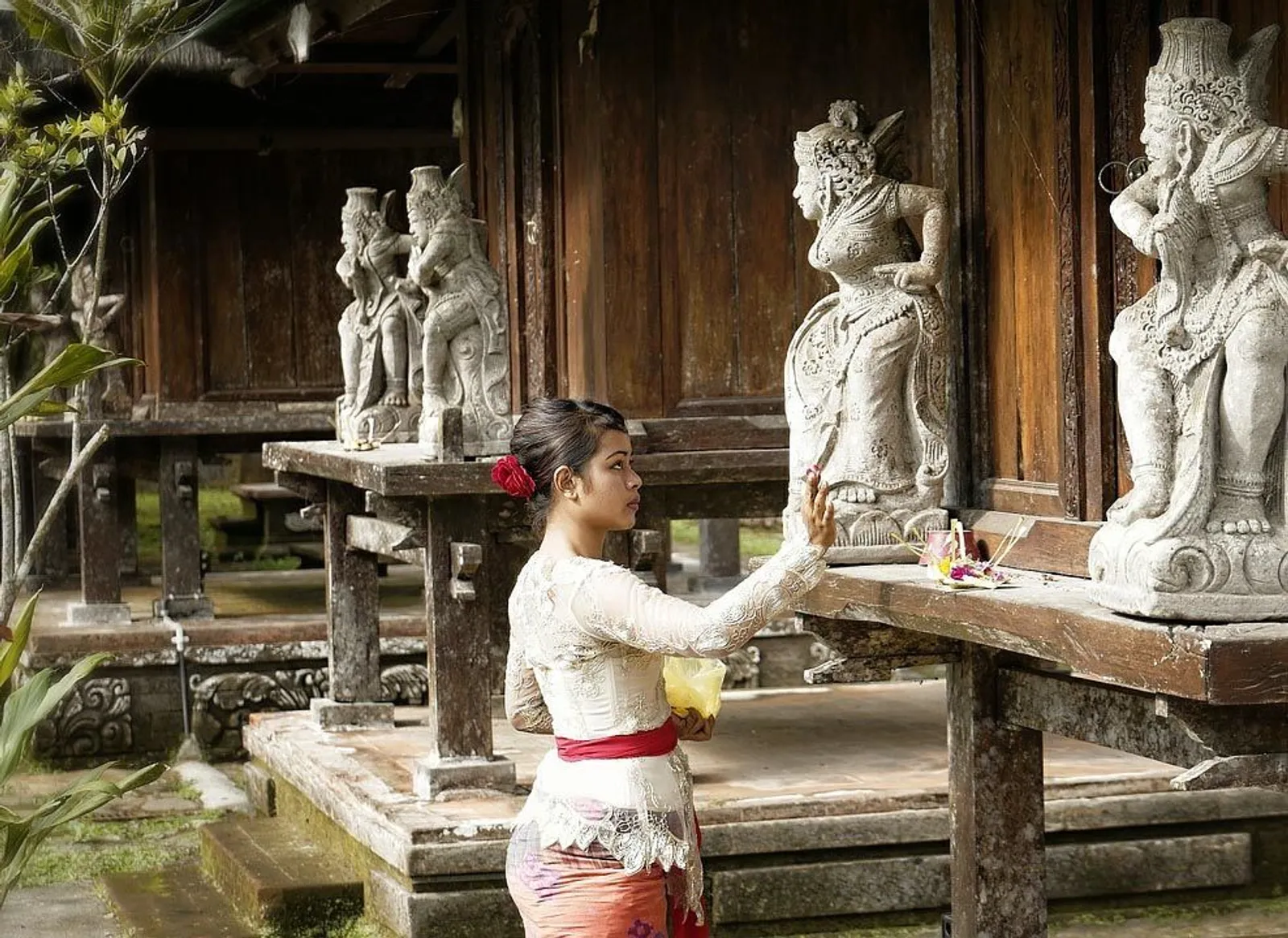 Viral, 2 Turis Ceko Ketangkap Basah Lecehkan Air Suci di Bali 