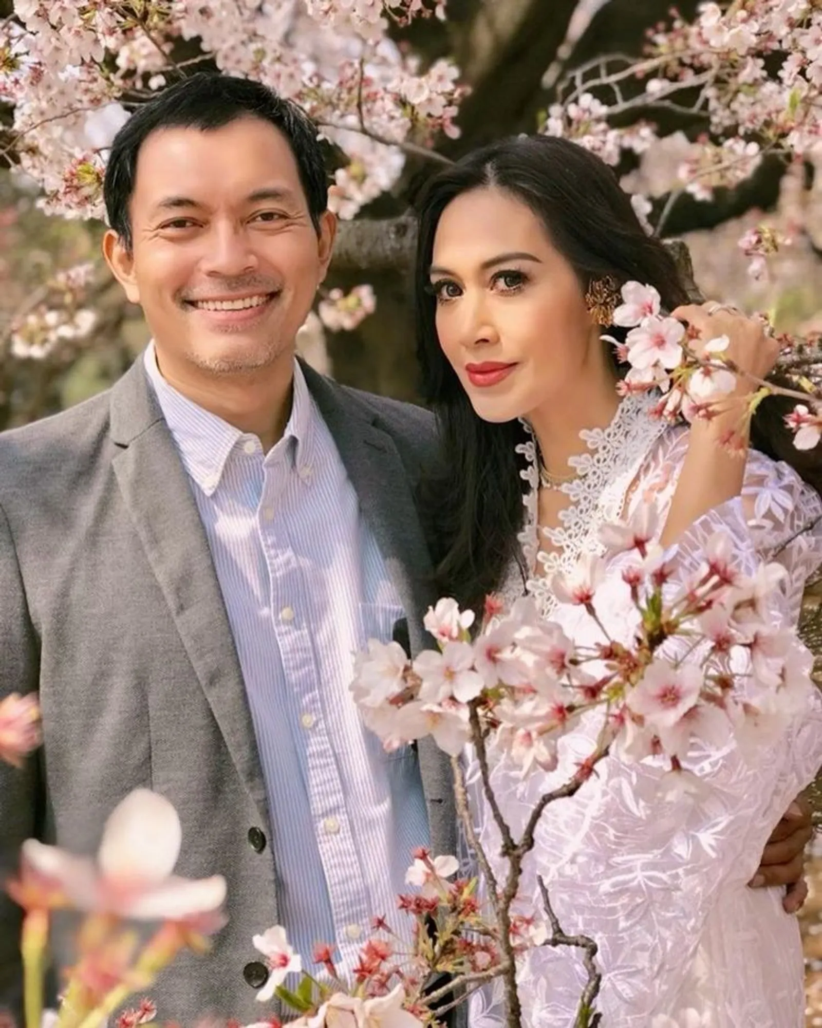 Nikah Beda Agama, Ini 10 Potret Harmonis Diah Permatasari dan Suami