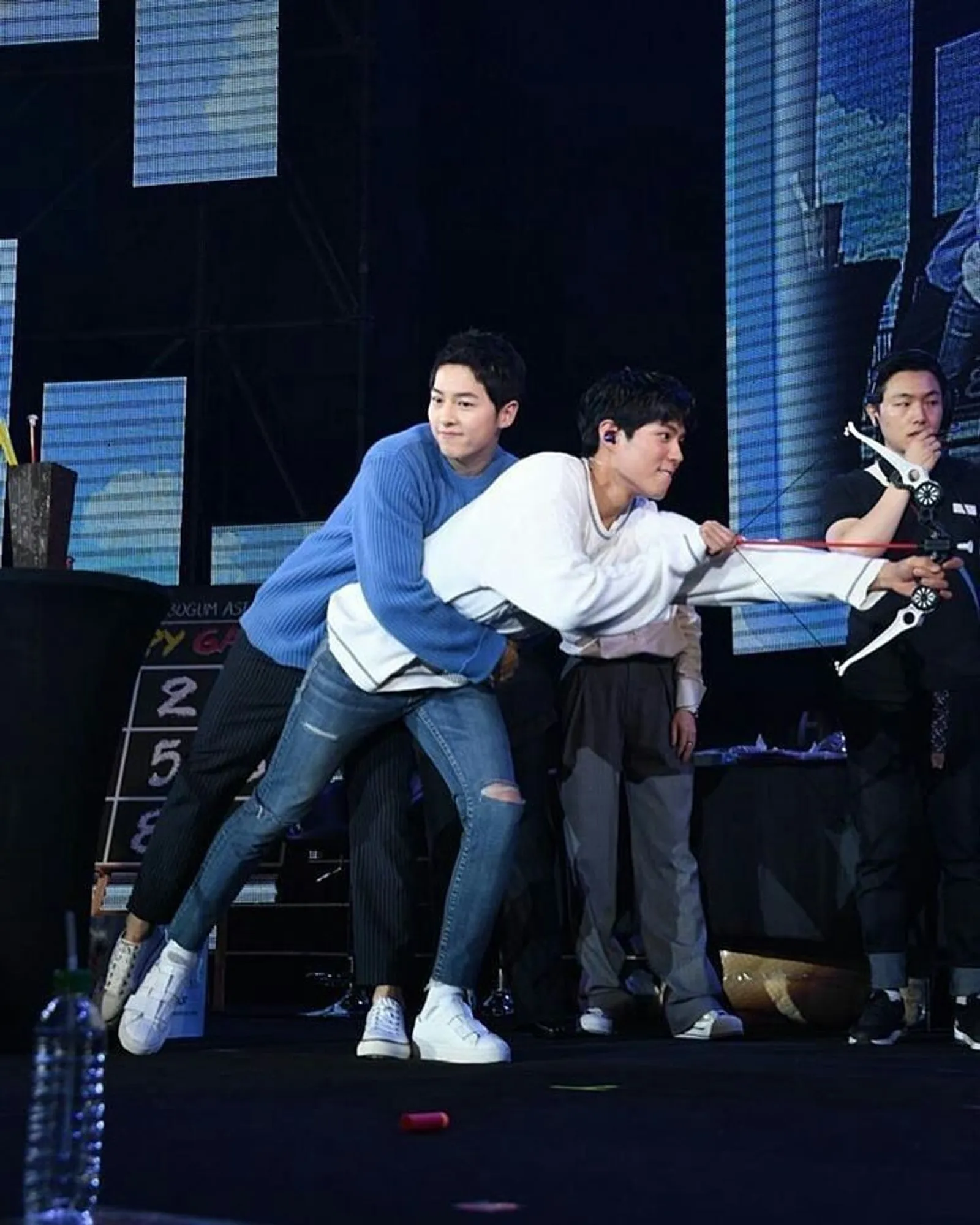 10 Momen Manis Persahabatan Park Bo Gum & Song Joong Ki, Bro Banget!