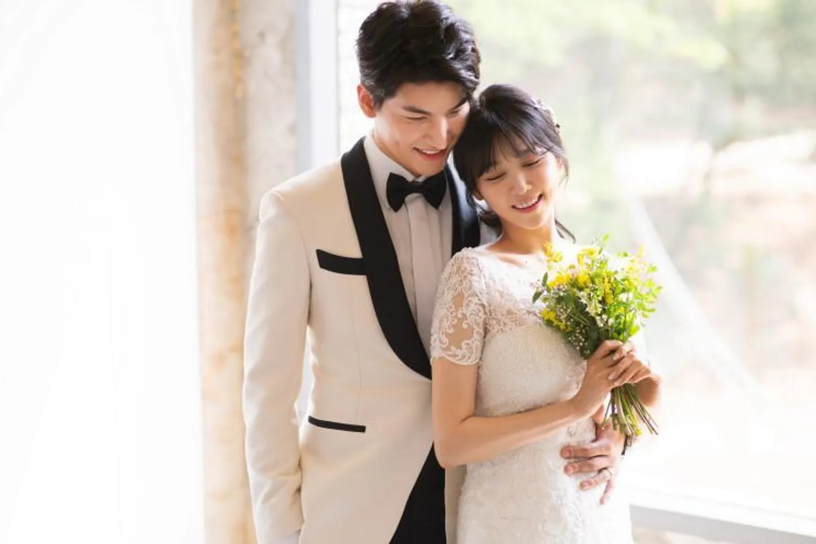 Kaya Raya, Para Seleb Korea Ini Justru Pilih Foto Pernikahan Sederhana