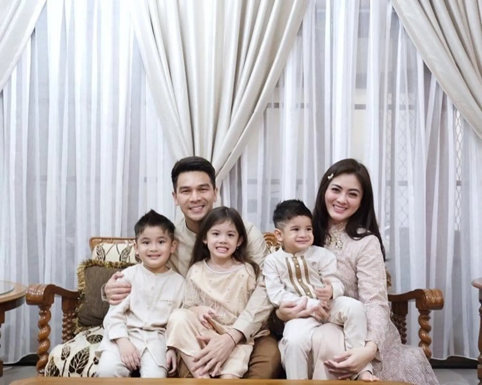 7 Tahun Berkeluarga, Intip Potret Harmonis Jonathan Frizzy dan Istri