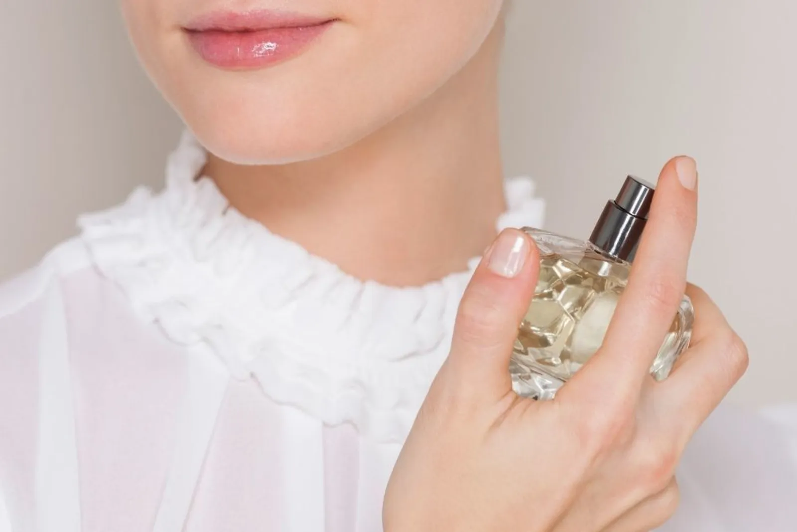 Begini Cara Mengaplikasikan Perfume Oil dengan Benar