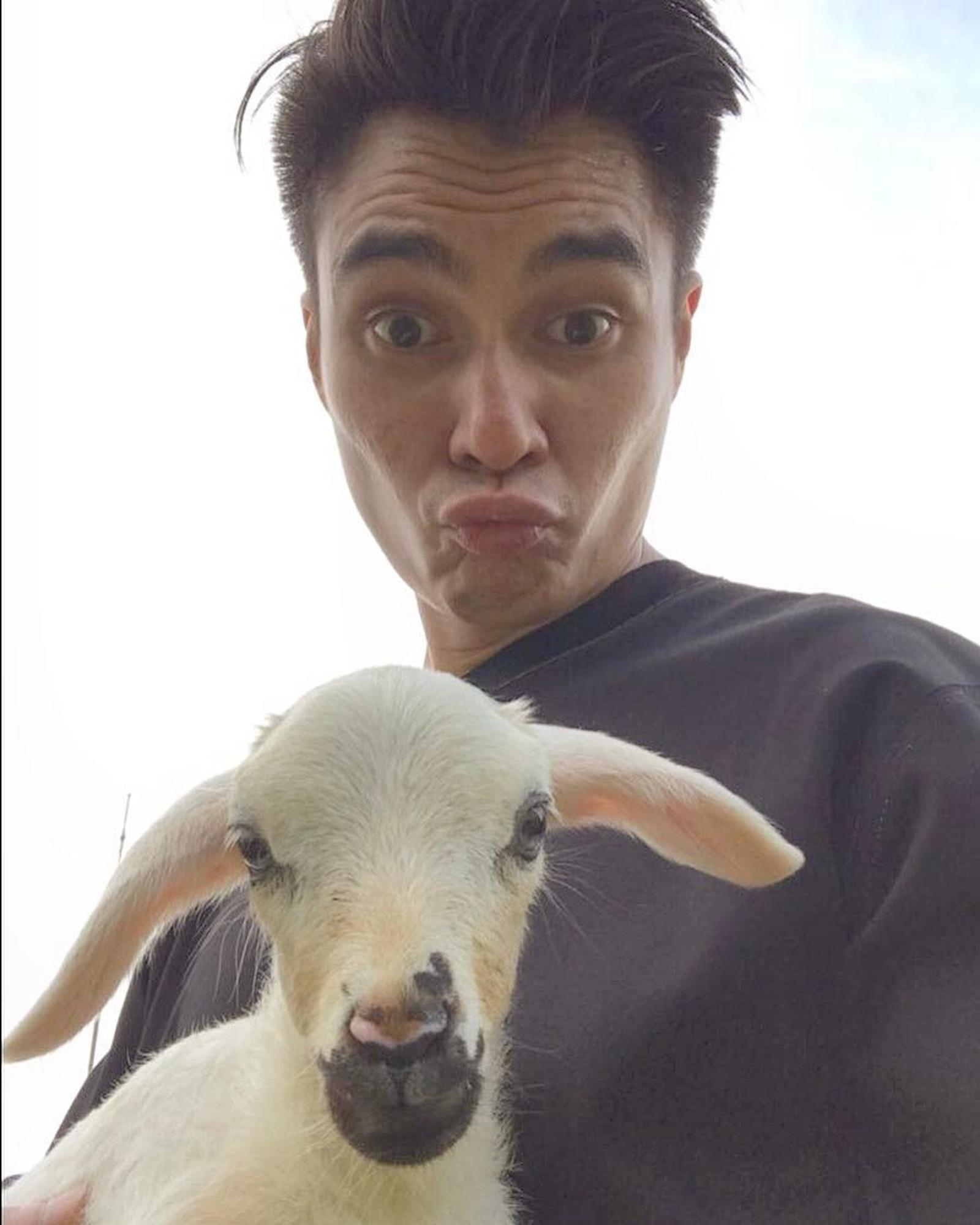 Berpose Nyeleneh, Ini 10 Potret Unik dan Konyol ala Baim Wong