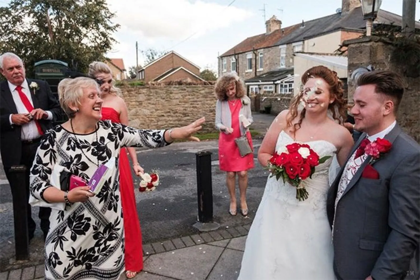 Kocak! 13 Foto Ini Tunjukkan 'Kekacauan' Pernikahan yang Bikin Tertawa