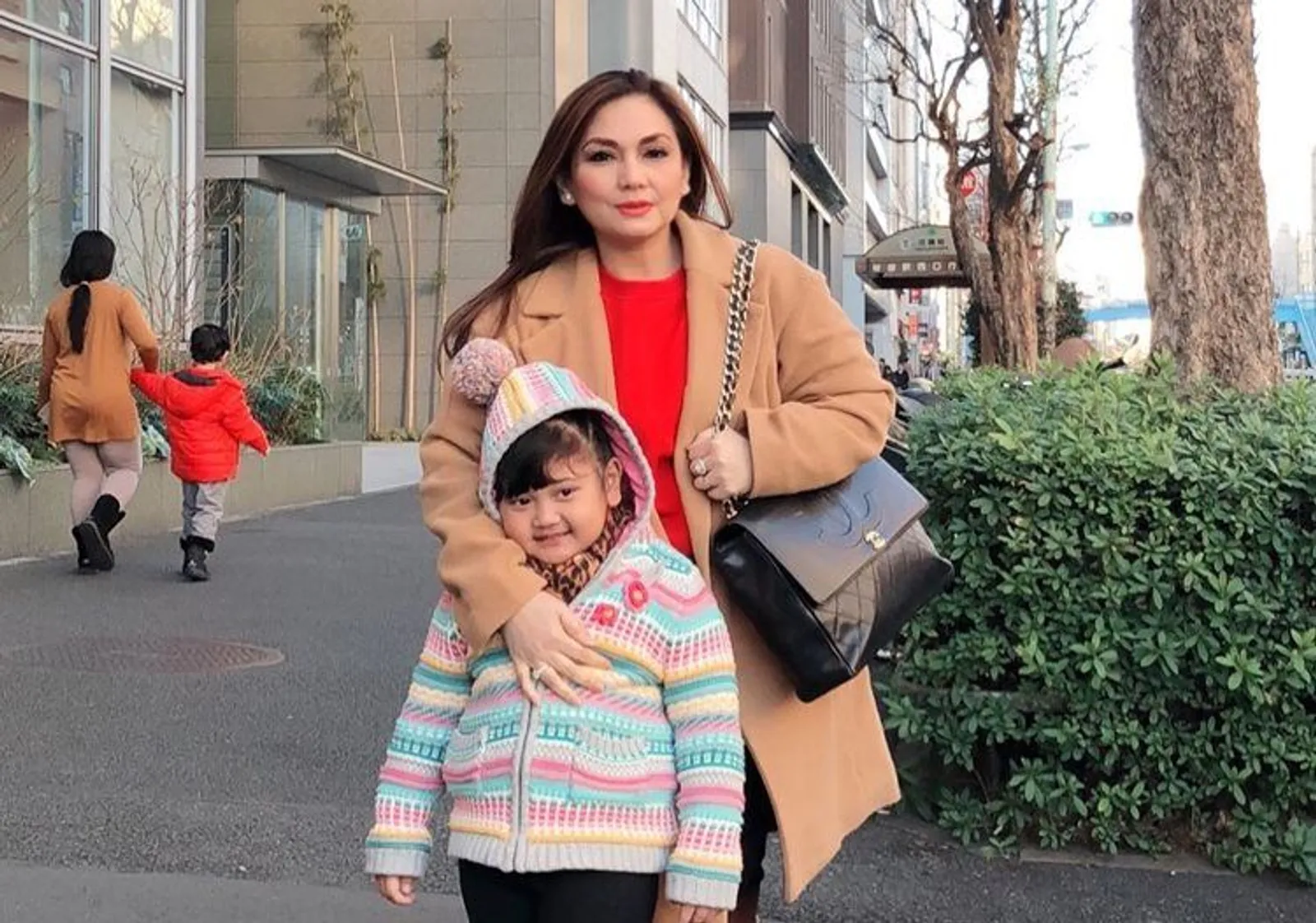 Single Parent, Simak Potret Manis Nia Daniaty dan Keluarga