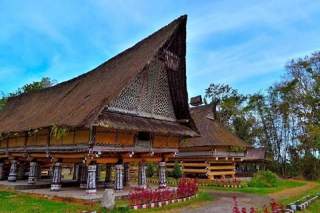 Keindahan 18 Rumah Adat Khas Indonesia dari Sabang Sampai Merauke