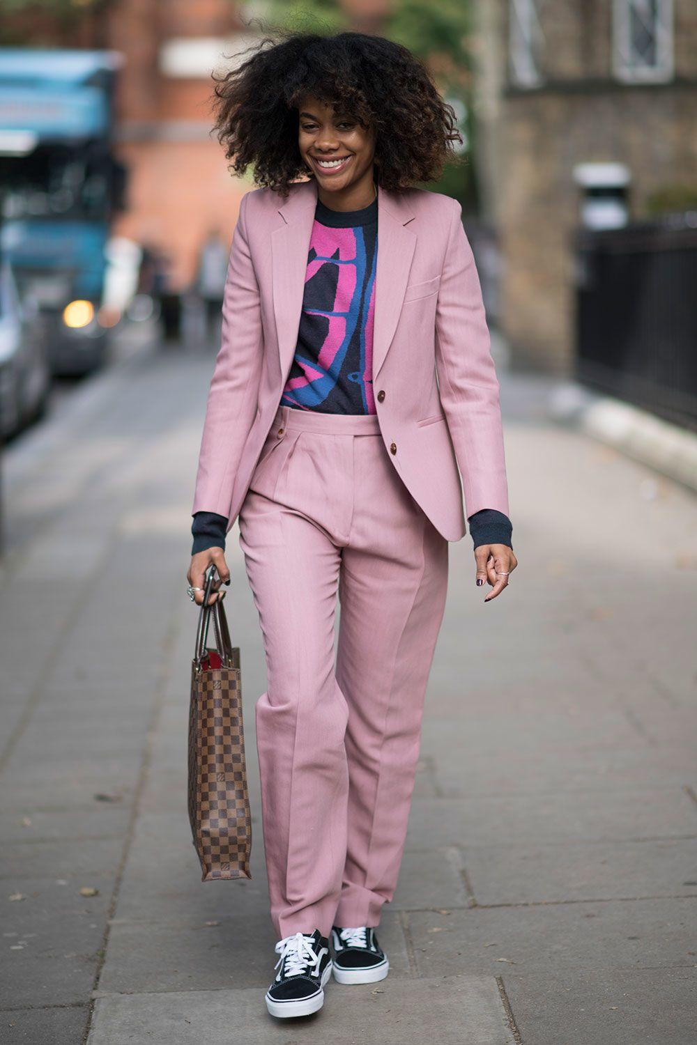 7 Cara Mix & Match Pakai Sneakers untuk ke Kantor