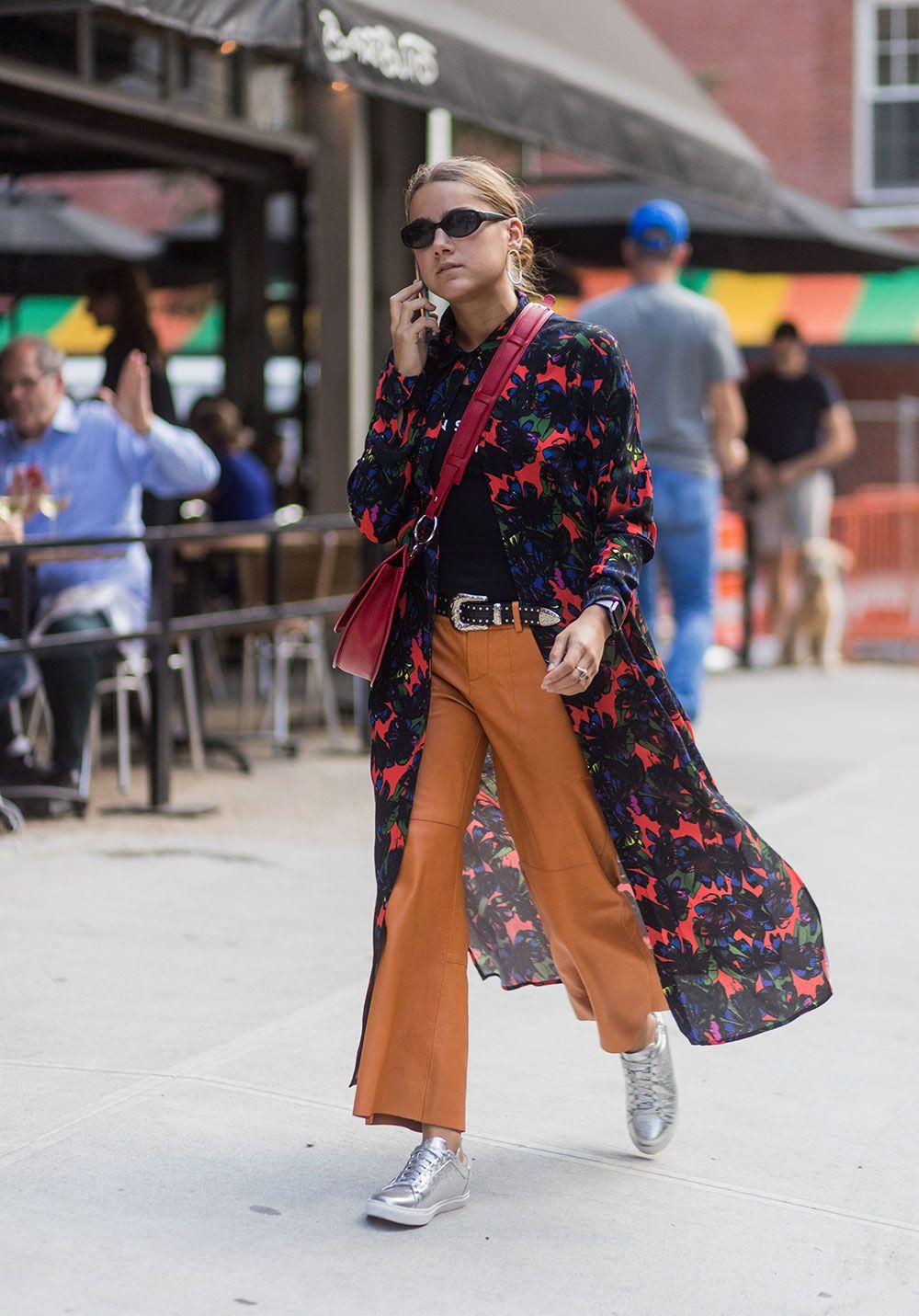 7 Cara Mix & Match Pakai Sneakers untuk ke Kantor