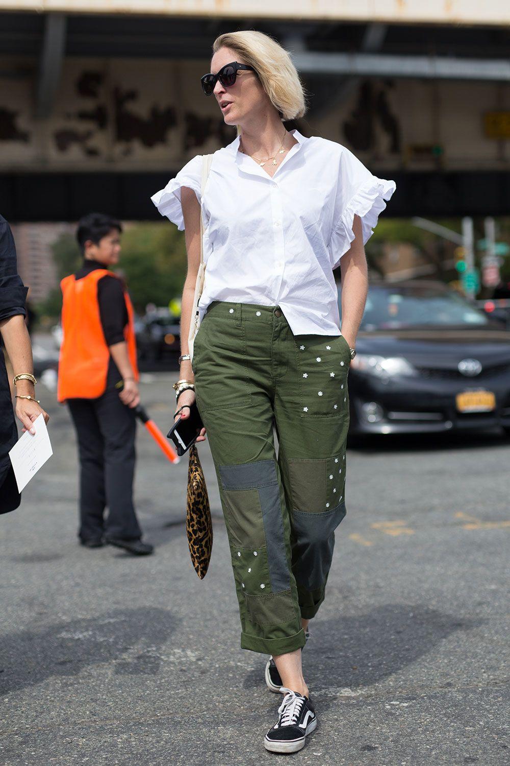 7 Cara Mix & Match Pakai Sneakers untuk ke Kantor