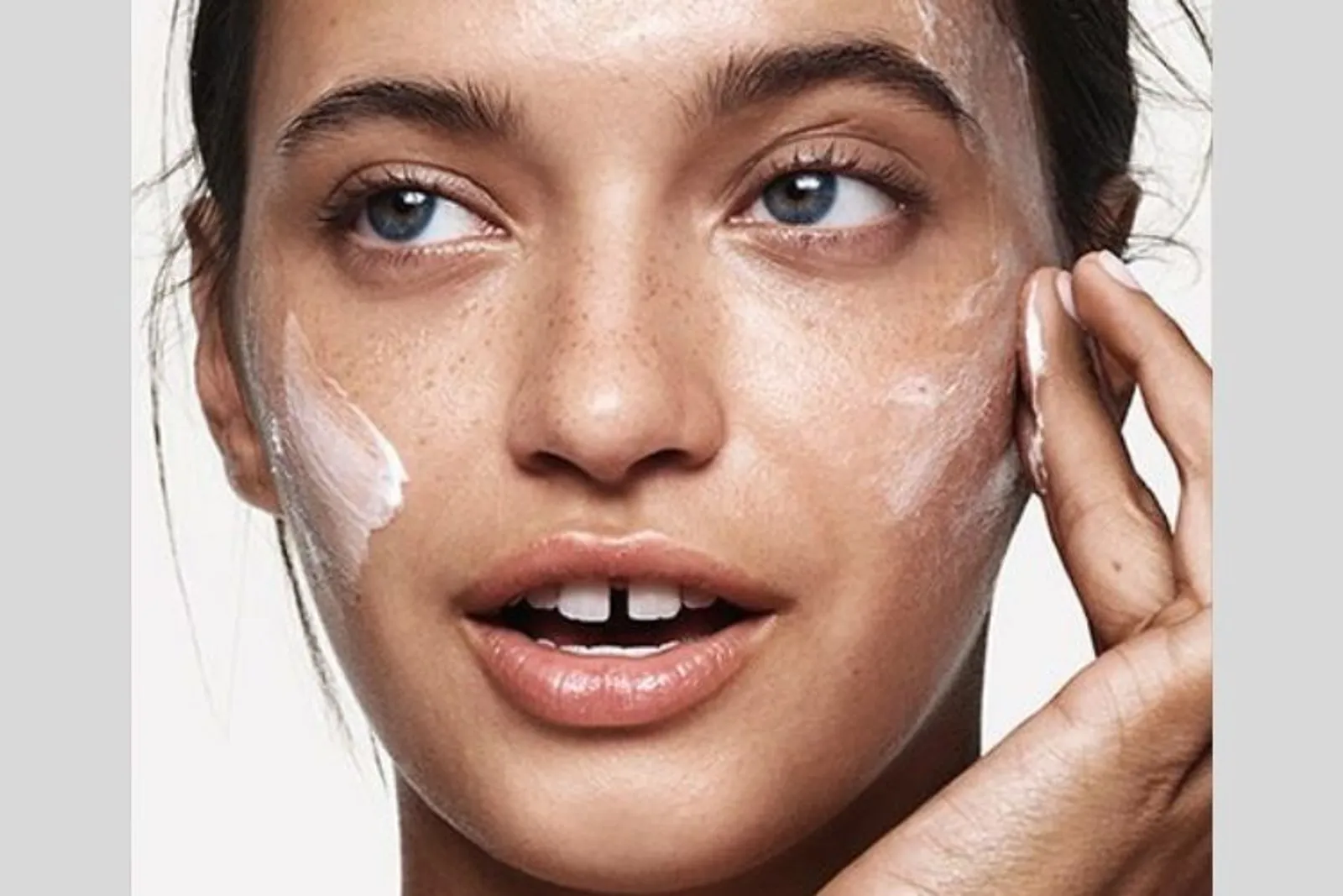 Biar Tahan Lama, Ikuti 7 Tips Makeup untuk Kulit Berminyak Ini