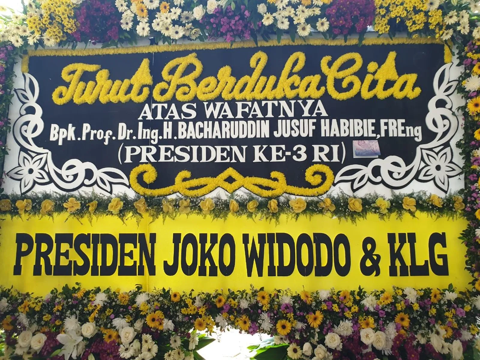 Diantar Banyak Warga, Ini Foto-Foto Pemakaman BJ Habibie di Kalibata