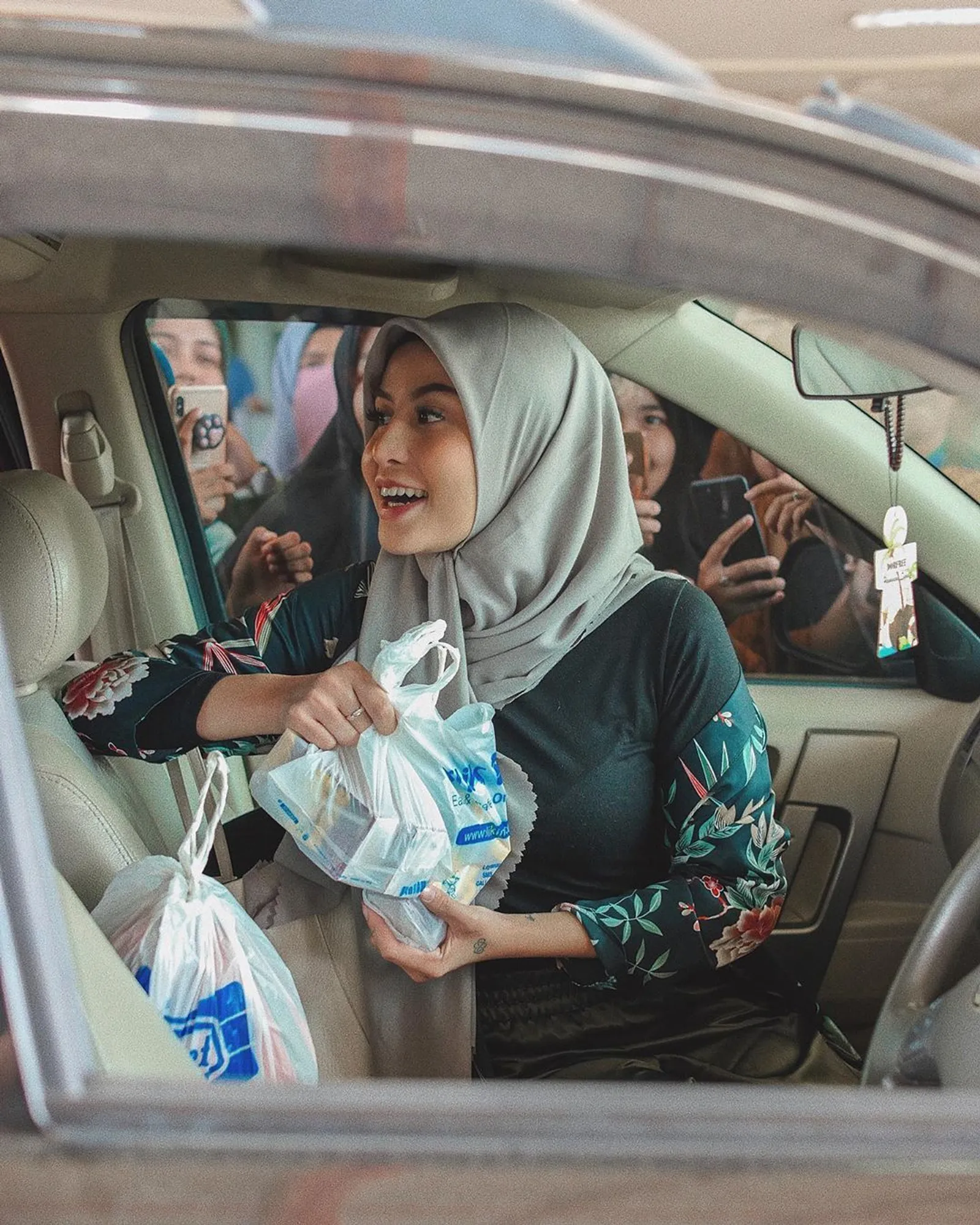Nggak Sekadar Liburan, Ini 10 Potret Kegiatan Awkarin di Aceh