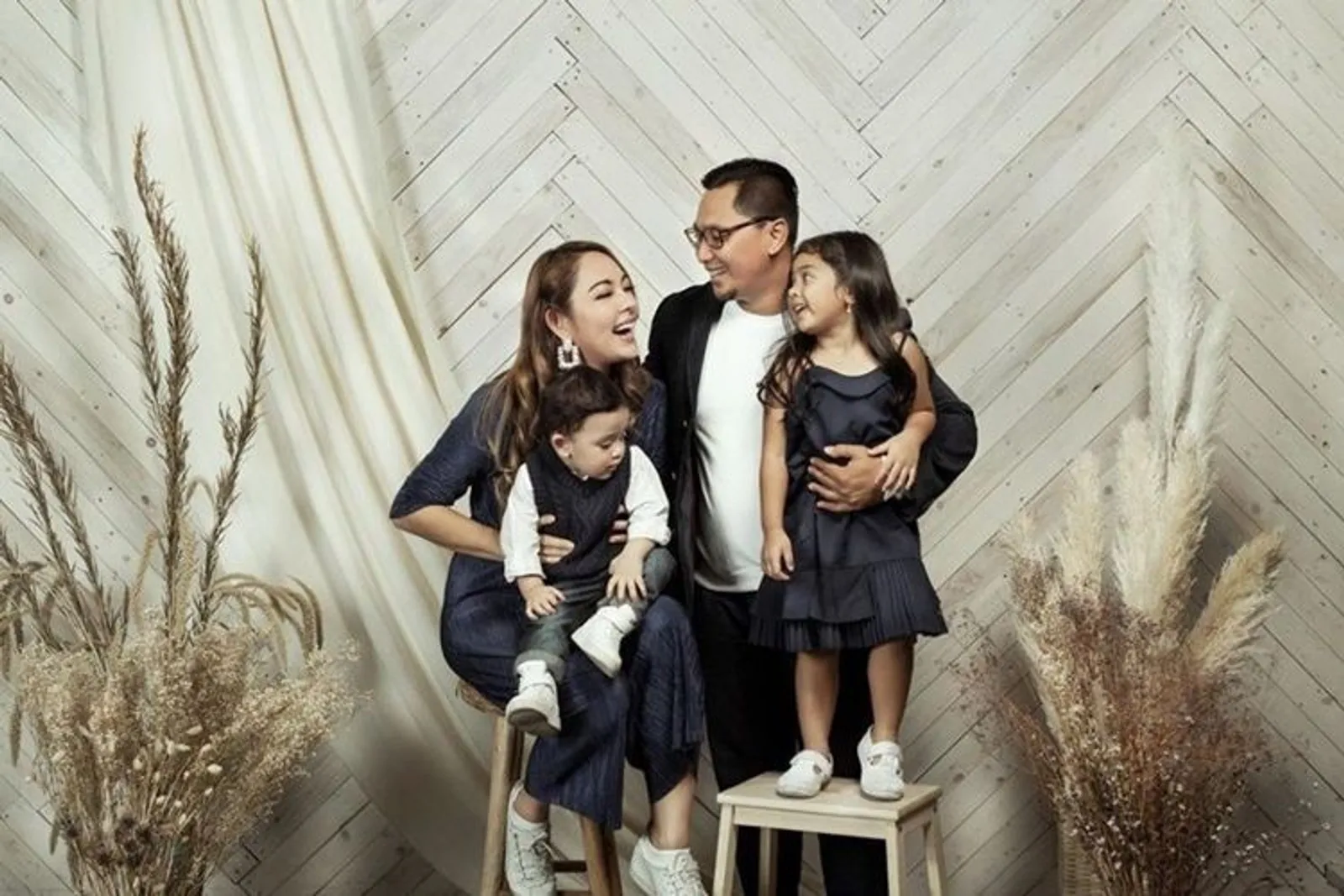 Jarang Disorot, Ini 10 Potret Manis Keluarga Dokter Reisa Broto Asmoro