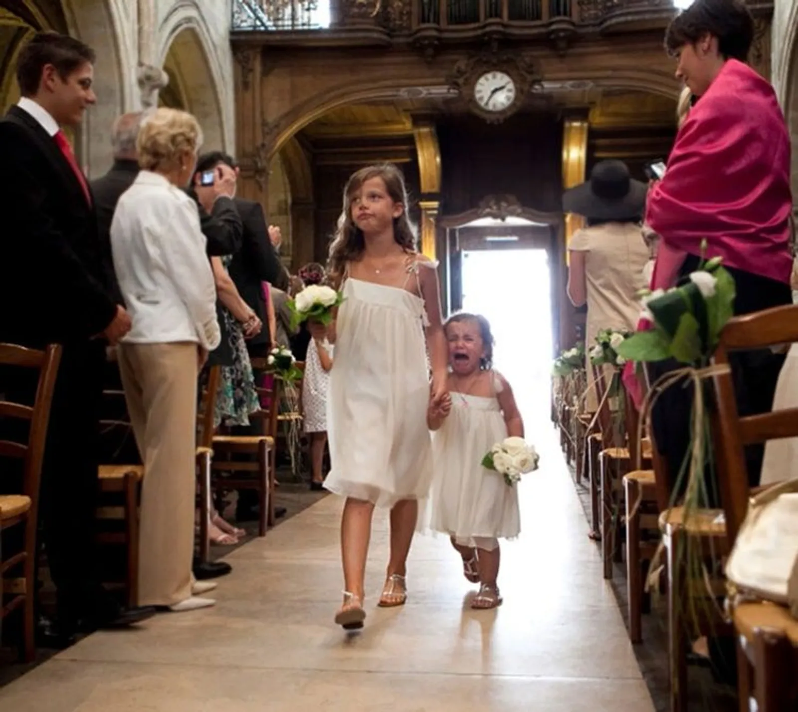 Bikin Ketawa! 15 Foto Tingkah Kocak Anak-Anak di Momen Pernikahan