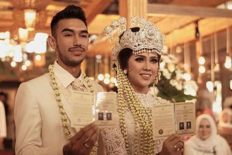 Setahun Menikah, Ini 10 Potret Kemesraan Raya Kitty dan Suami