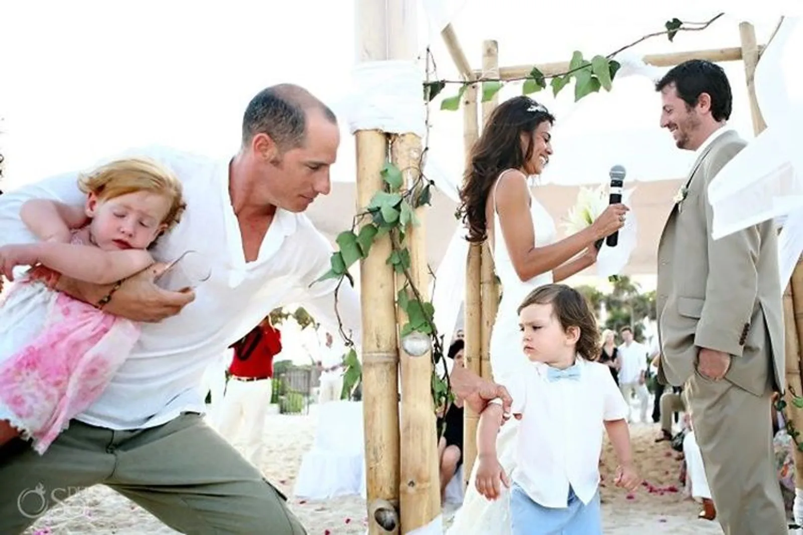 Bikin Ketawa! 15 Foto Tingkah Kocak Anak-Anak di Momen Pernikahan