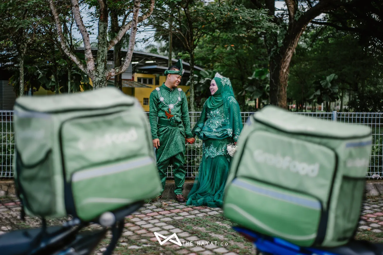 Unik! Pasangan Ini Lakukan Foto Pernikahan dengan Tema Ojek Online