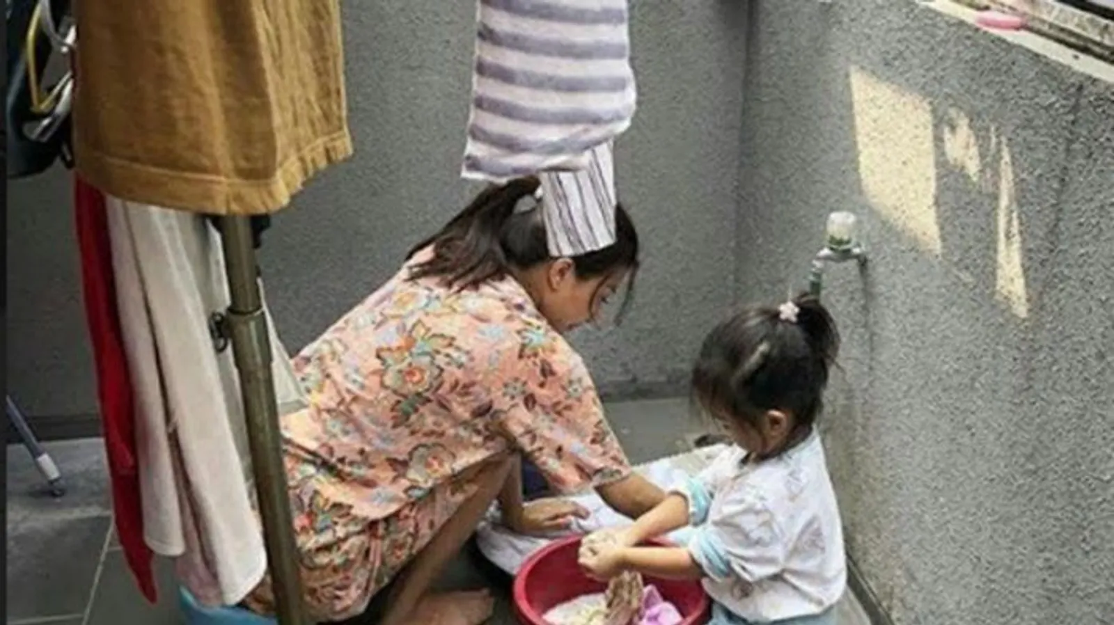 10 Potret Sarwendah Lakukan Pekerjaan Rumah Ini Banjir Pujian