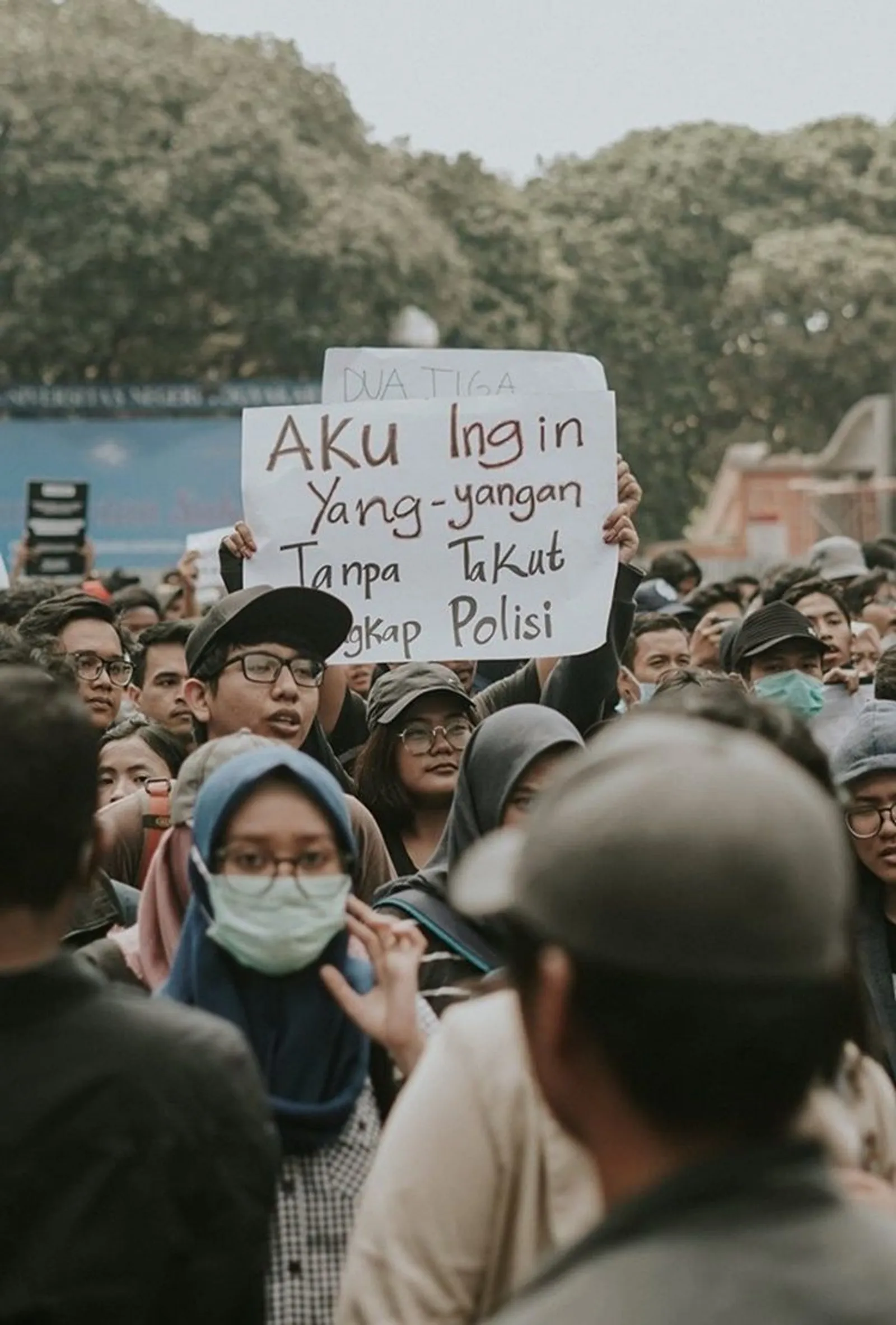 8 Poster Kocak Demo Mahasiswa yang Jadi Ajang 'Curcol' Soal Gebetan