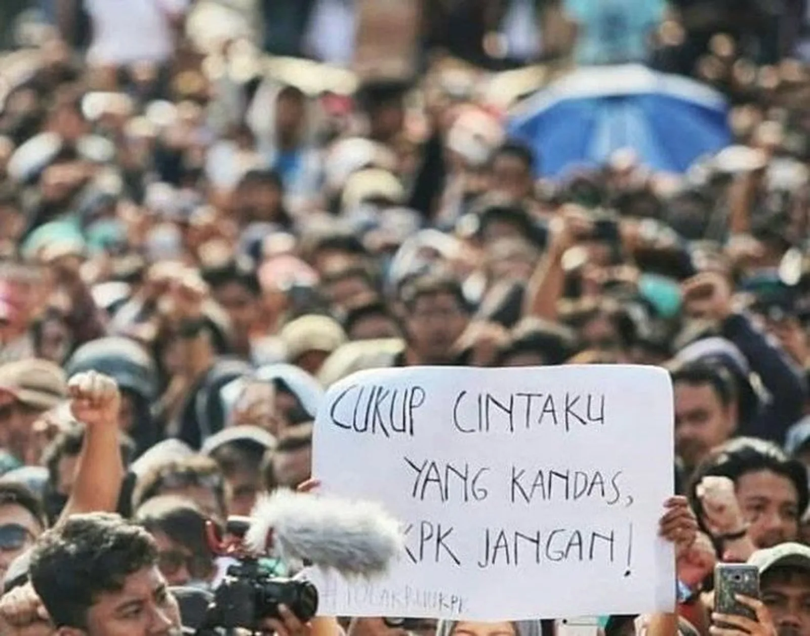 8 Poster Kocak Demo Mahasiswa yang Jadi Ajang 'Curcol' Soal Gebetan