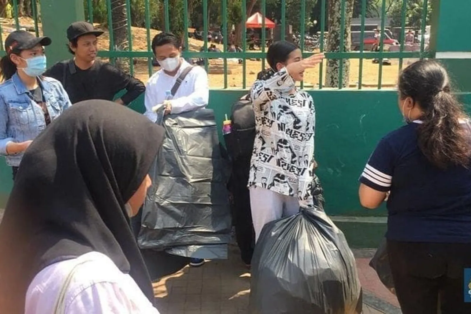 Pungut Sampah Bau Pesing, Ini Potret Awkarin Bersih-Bersih di DPR