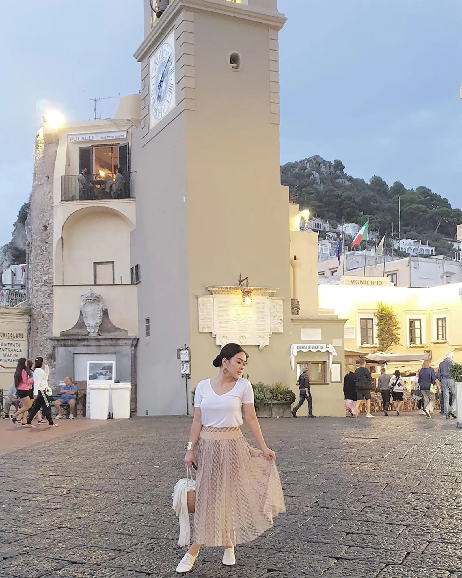 Selalu Romantis, Ini 11 Potret Syahrini Saat Berlibur di Italia