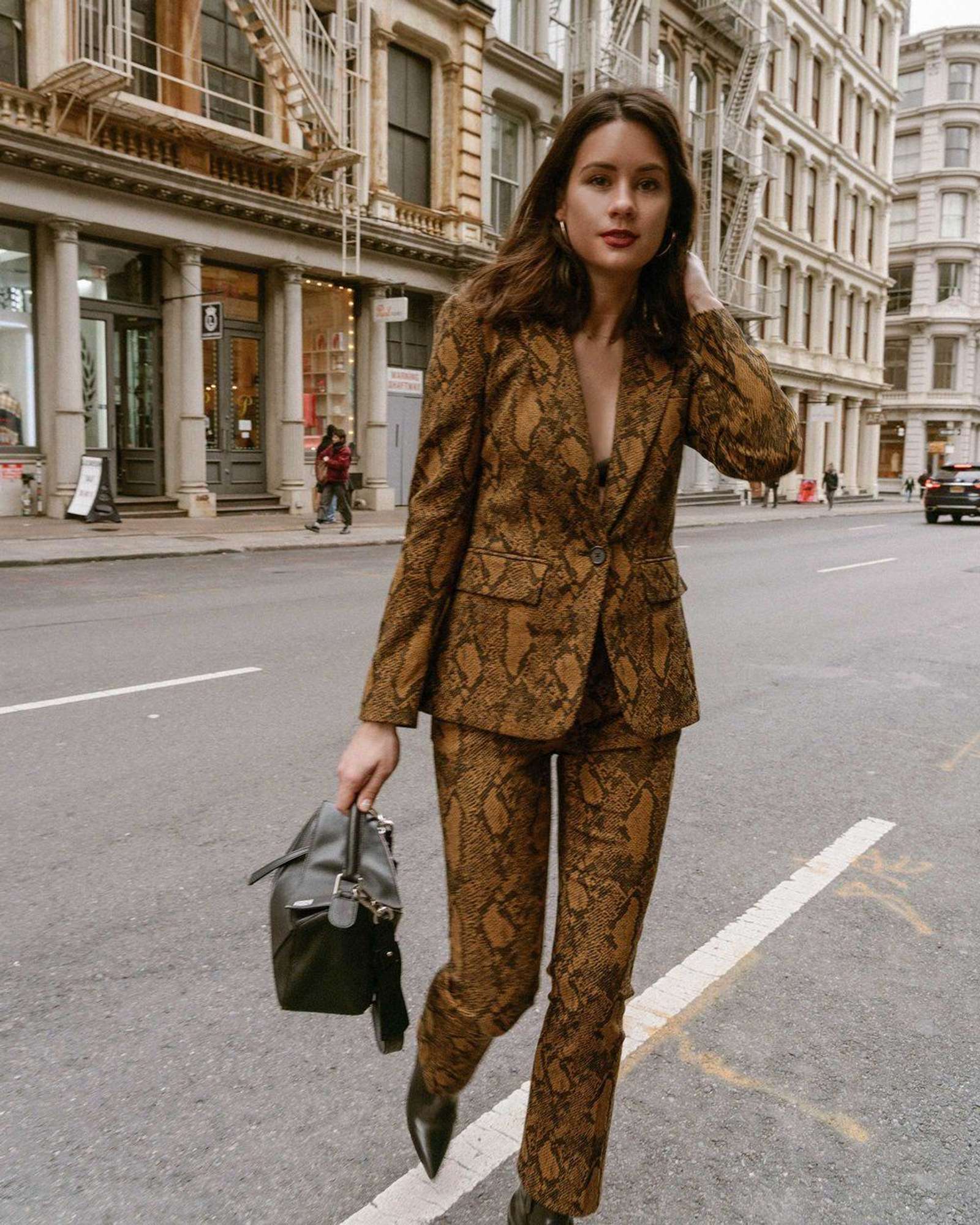 Saatnya Tampil Statement dengan Baju Motif Snakeskin