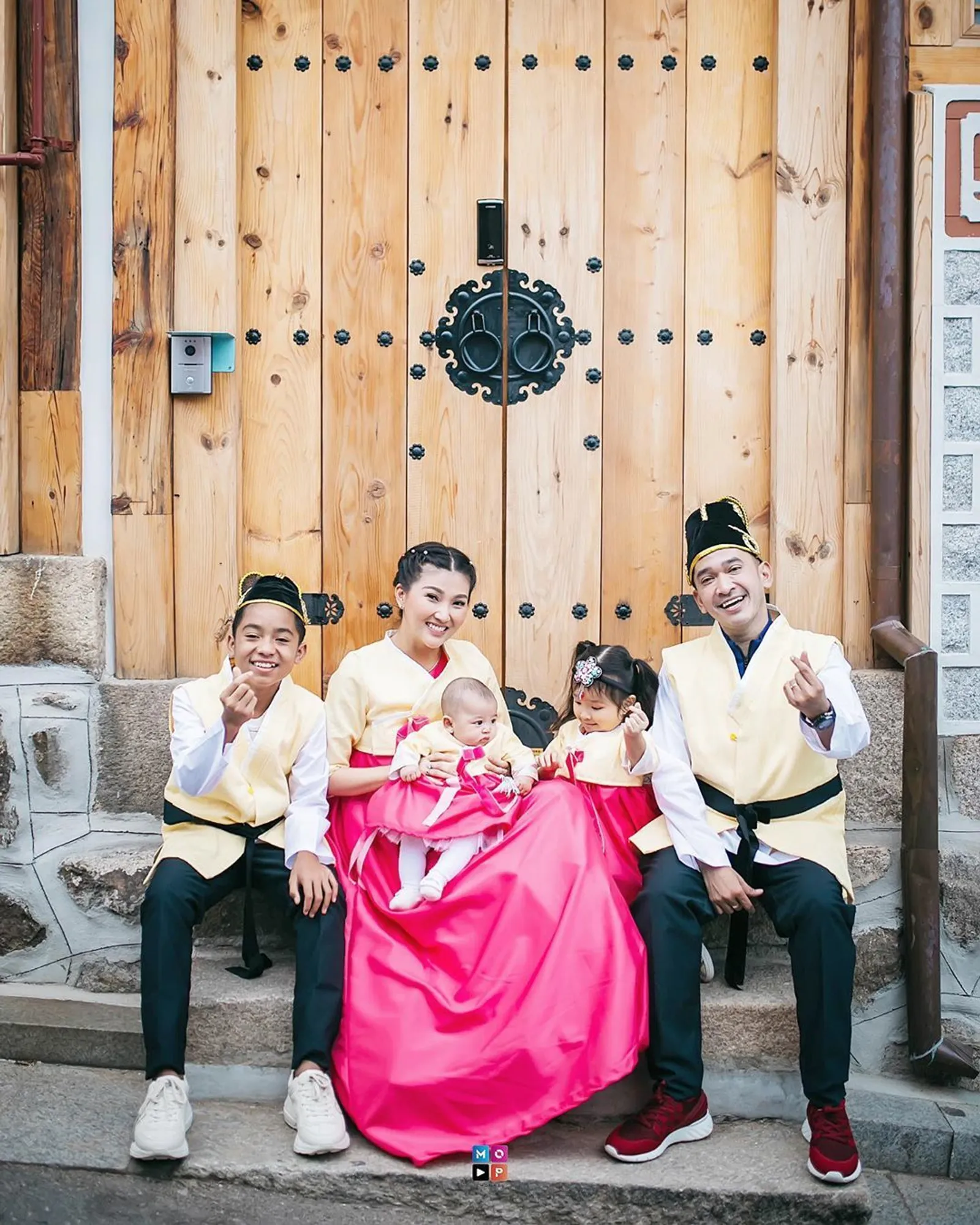 Quality Time, 9 Potret Keseruan Keluarga Ruben Onsu Berlibur di Korea