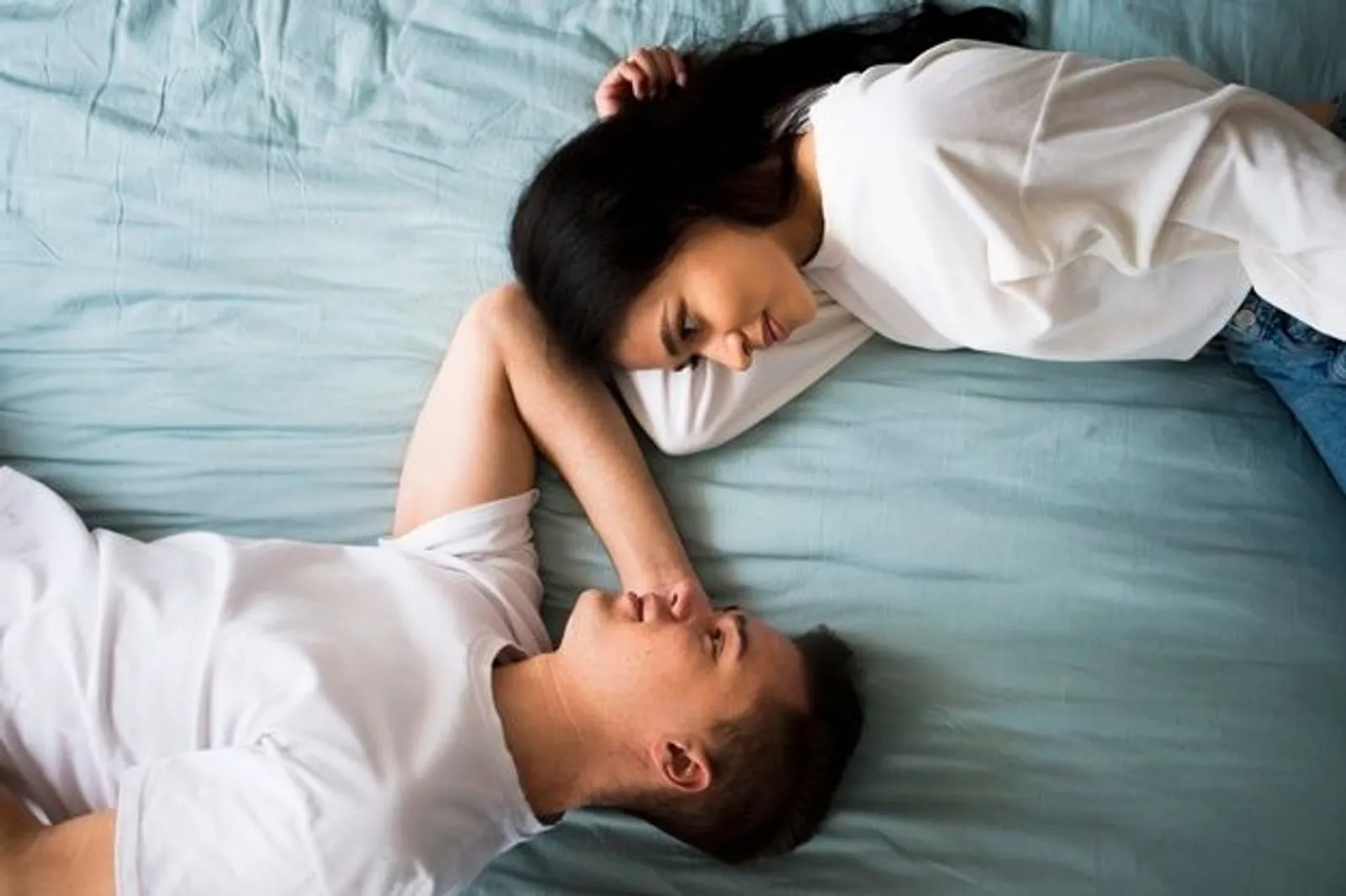 6 Cara Mengajak Suami Berhubungan Intim