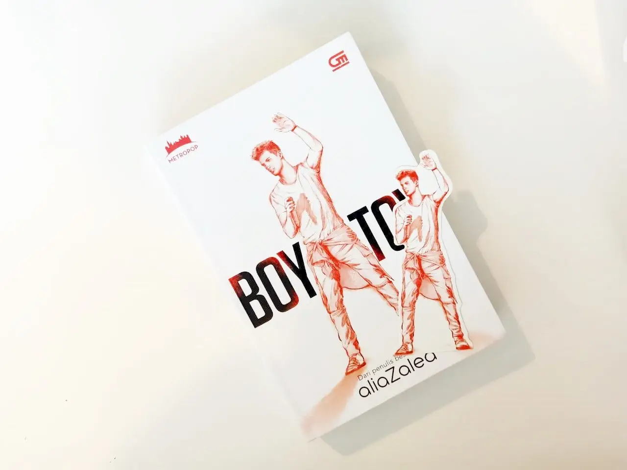 Review Buku Boy Toy: Kisah Cinta Beda Usia dan Kepercayaan Diri