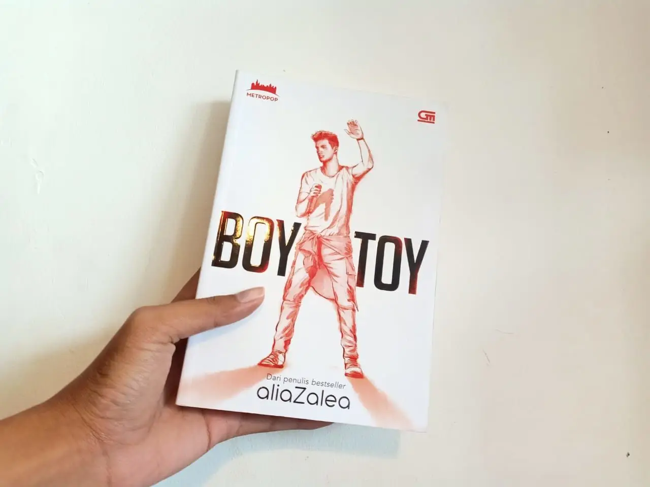 Review Buku Boy Toy: Kisah Cinta Beda Usia dan Kepercayaan Diri