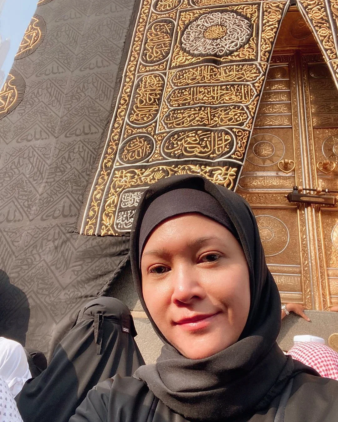 Pergi Umrah, Gaya Hijab Maia Estianty Mendadak jadi Perbincangan