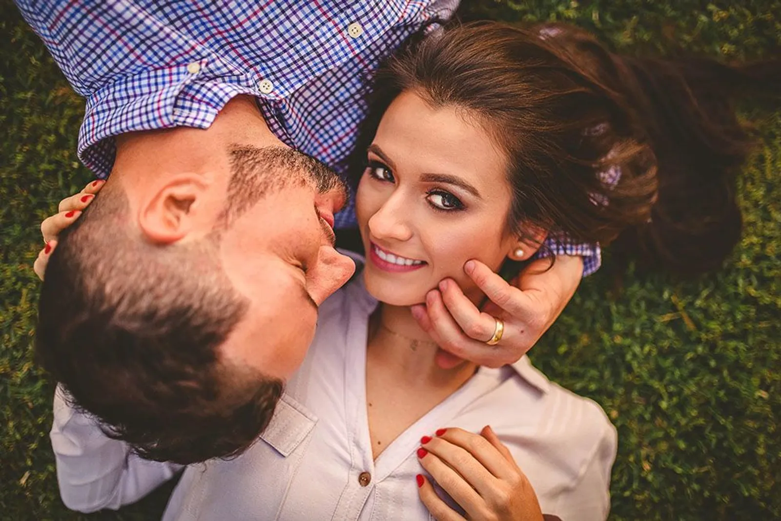 6 Cara Mengajak Suami Berhubungan Intim