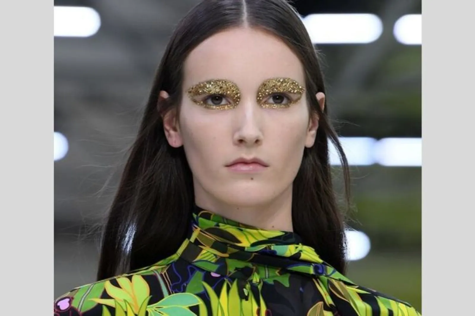 Penampakan Gaya Makeup dan Rambut yang Unik di Paris Fashion Week 