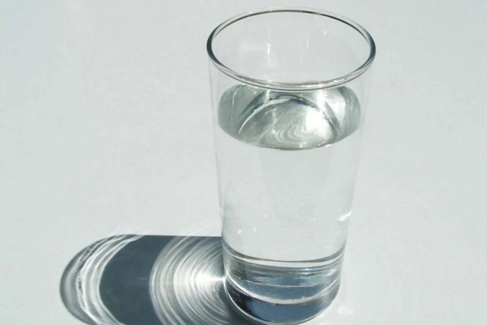 7 Cara Minum Air Putih yang Tepat untuk Turun Berat Badan dengan Cepat