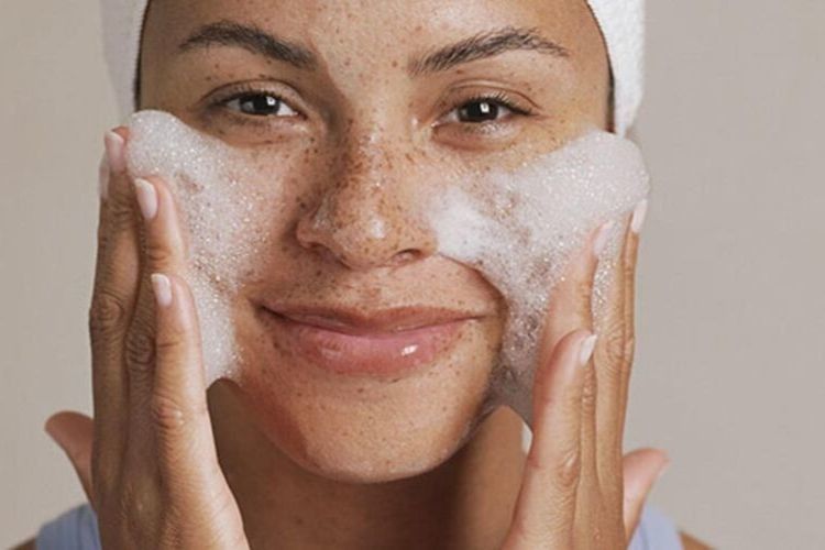 9 Kesalahan Saat Pemakaian Skincare yang Harus Dihindari