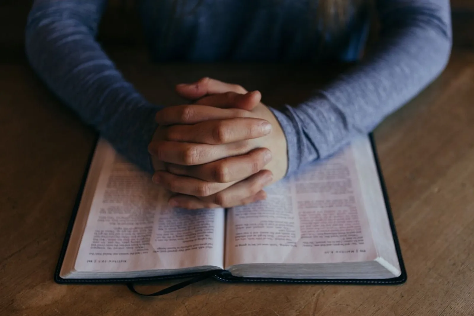10 Ayat Alkitab Ajarkan tentang Saling Mengasihi Sesama