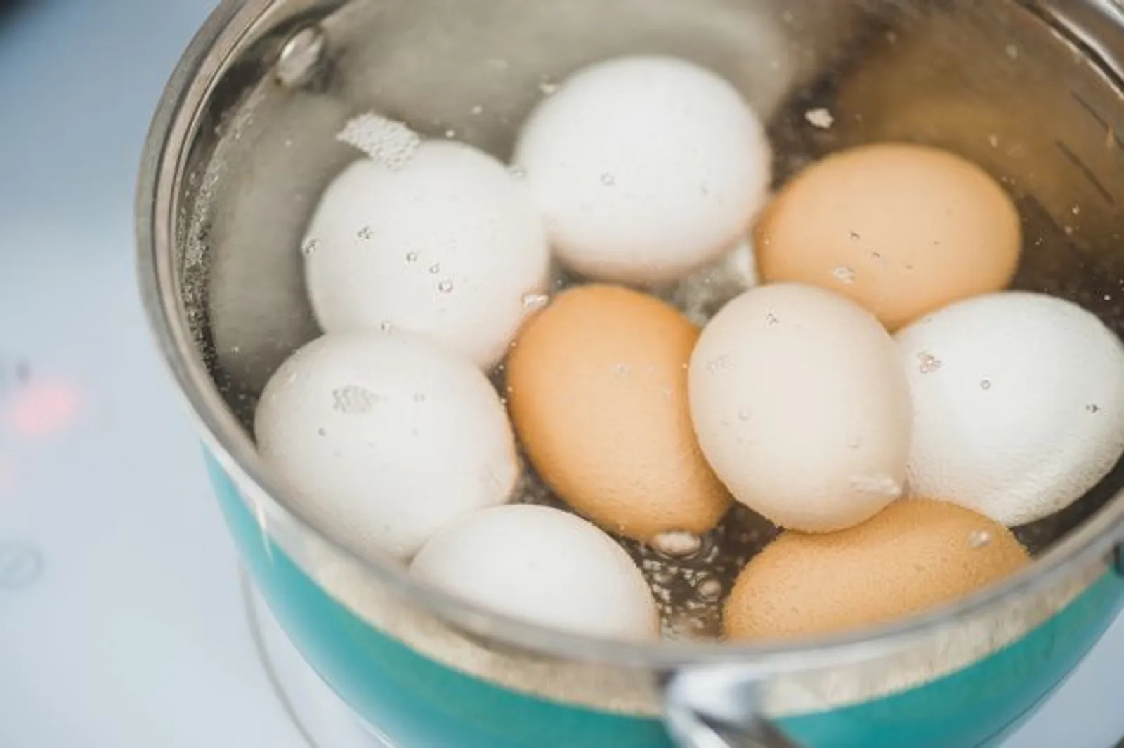 Cara Mengupas Telur Rebus dengan Mudah   