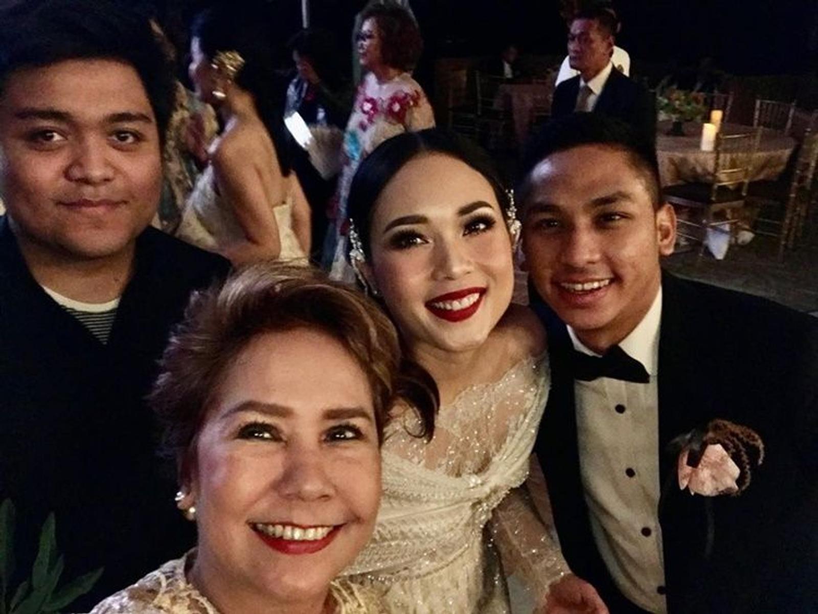 Bahagia Hingga Haru, 10 Foto Pernikahan Ayla Dimitri & Rama Devara