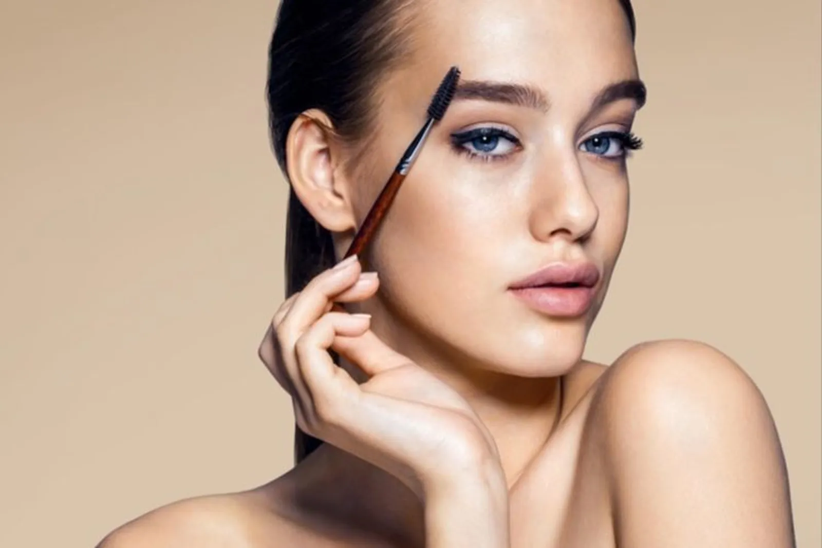 5 Tips Menggambar Alis Mata yang Sempurna & Simetris bagi Pemula 