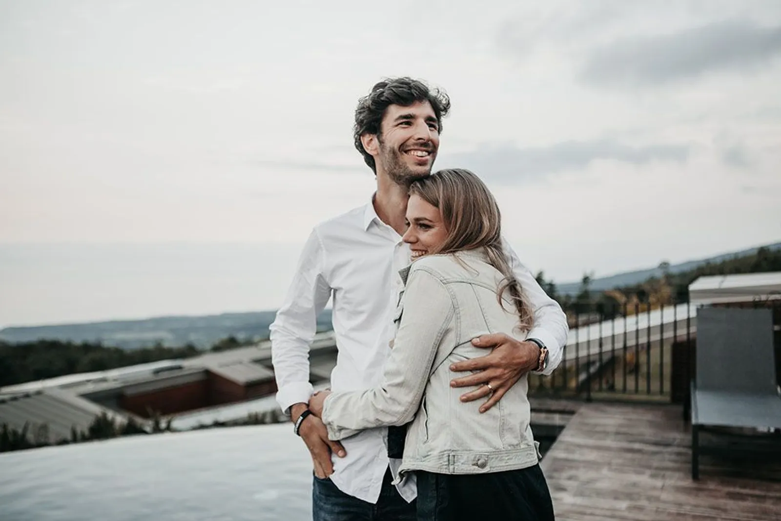 5 Hal dalam Hidup yang Bikin Suami Tersenyum Bahagia