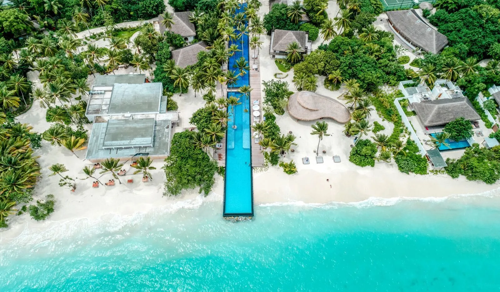 Keindahan Sirru Fen Fushi Resort yang Miliki Kolam Renang 200 Meter
