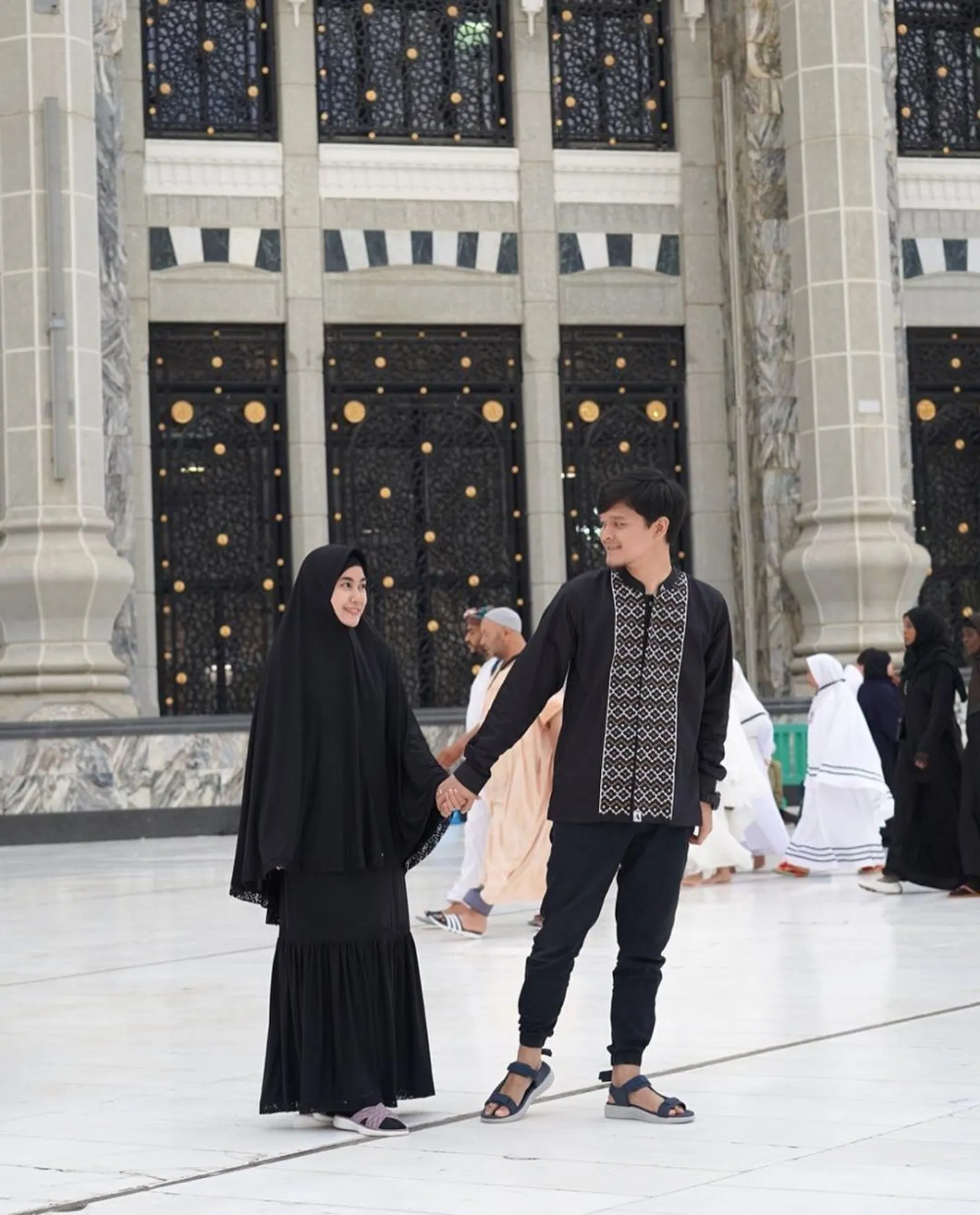 10 Momen Pacaran Setelah Menikah ala Anisa Rahma dan Suami