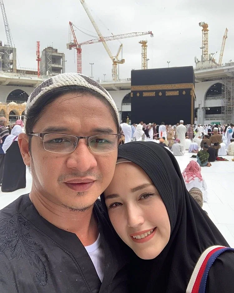 Irish Bella & 10 Artis yang Umrah Bareng Pasangan, Bersahaja!