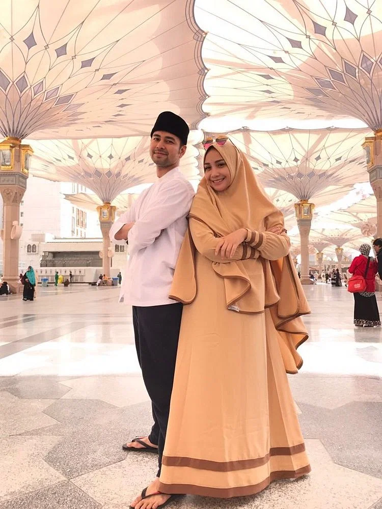 Irish Bella & 10 Artis yang Umrah Bareng Pasangan, Bersahaja!